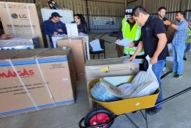 Buzos  de Caleta Llico reciben implementos personales para su seguridad en la faena y para potenciar sus emprendimientos